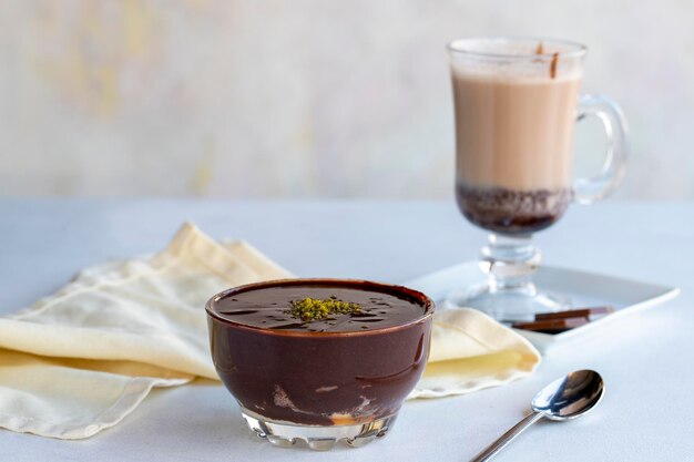 Pudín de chocolate o postre supangle sobre un fondo blanco Con chocolate caliente al lado de cerca