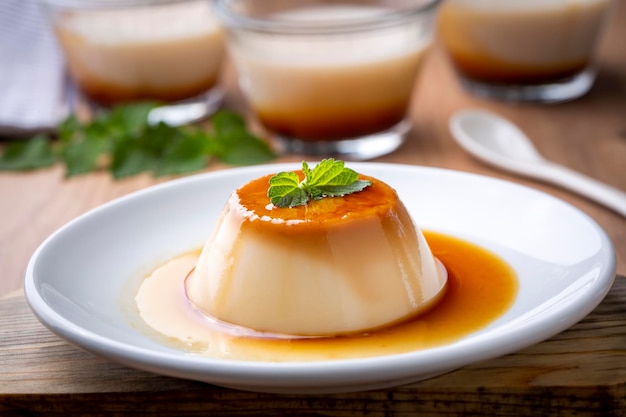 Pudín de crema de caramelo con salsa de caramello en el plato