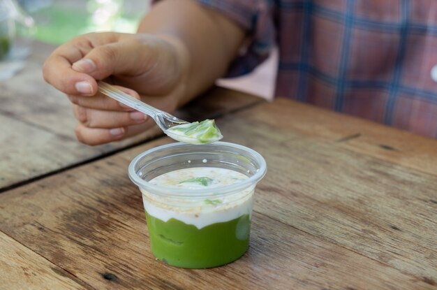 Foto el pudín de los dulces del coco de pandan es postre tailandia antigua.