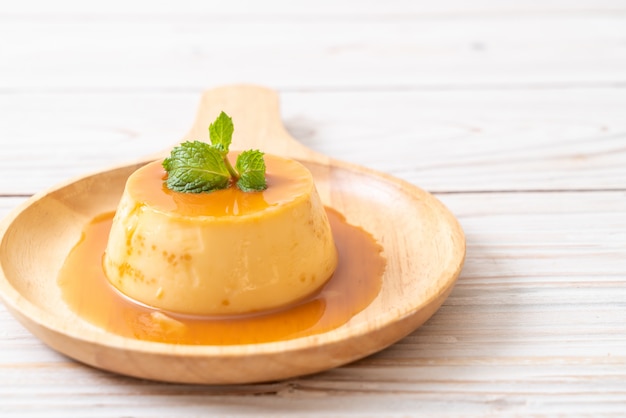 Foto pudín de flan de caramelo hecho en casa