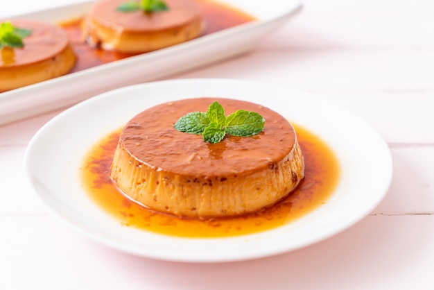 pudín de flan de caramelo hecho en casa