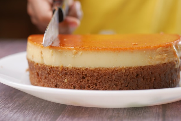 Pudín de flan de caramelo en un plato sobre la mesa