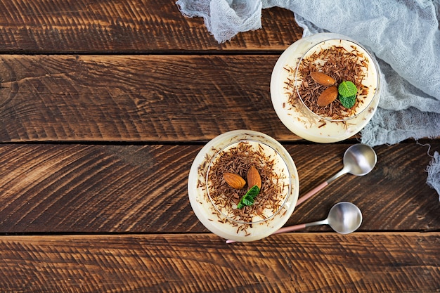 Pudín de leche dulce con almendras y chispas de chocolate