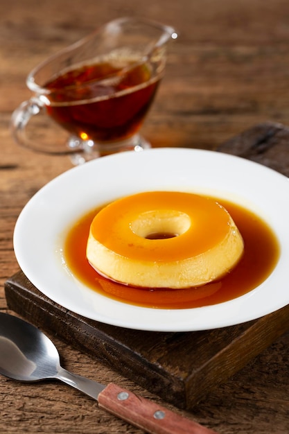 Pudín de Leche o Pudim de leite. Postre tradicional brasileño.