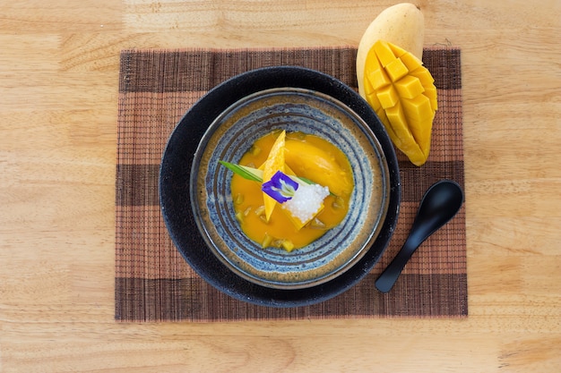 Pudín de mango amarillo dulce en la mesa de madera