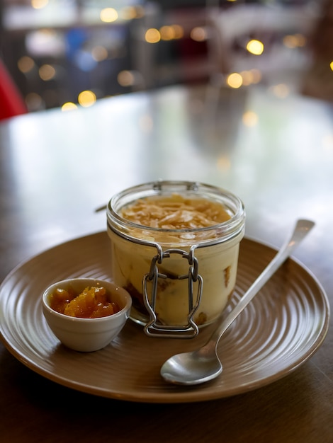 Pudín en una mesa de restaurante