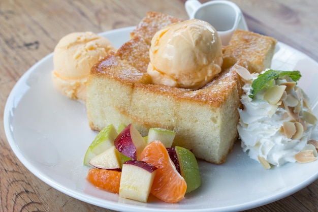 Pudín de pan tostado con helado y fruta