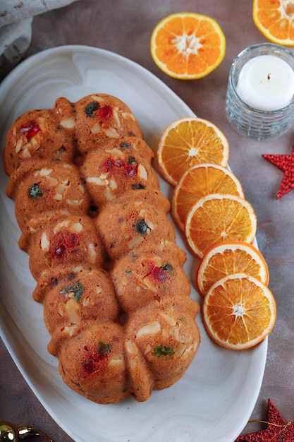 Pudín de pastel de frutas secas de Navidad con ron casero para fiesta familiar