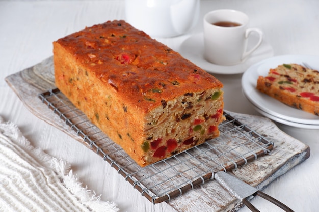 Pudín de pastel de frutas tradicional con frutos secos en blanco