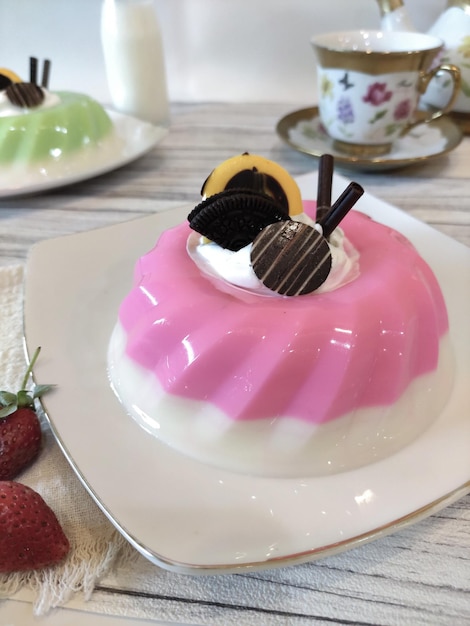 Pudín rosa con oreo en manjar blanco