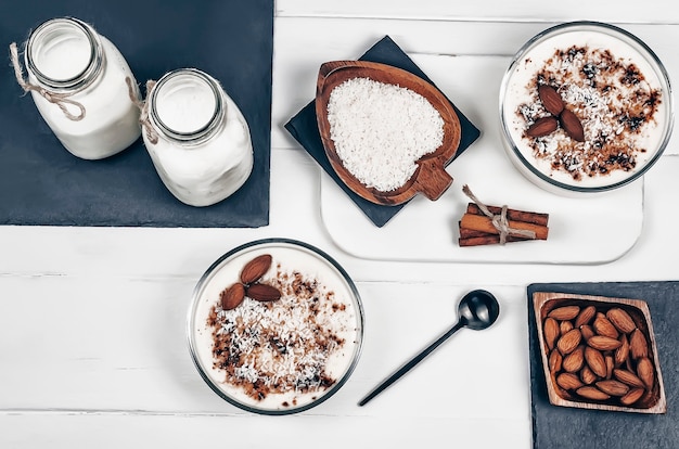 Pudin de vainilla casero con almendras, leche de almendras, hojuelas de coco y canela