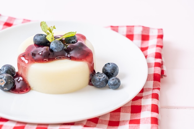 pudín de yogur con arándanos frescos