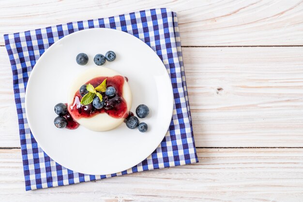 pudín de yogur con arándanos frescos