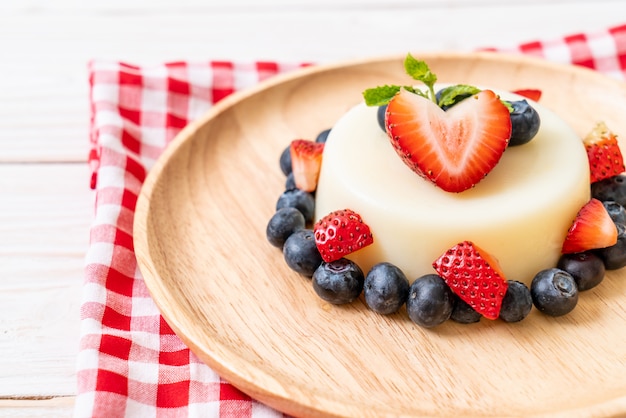 pudín de yogur con fresas frescas y arándanos