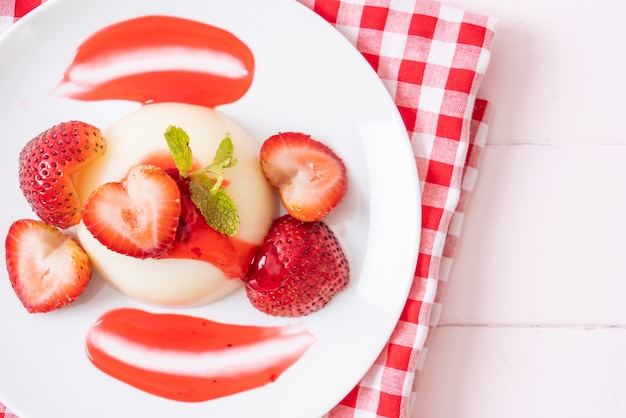 pudín de yogur con fresas frescas