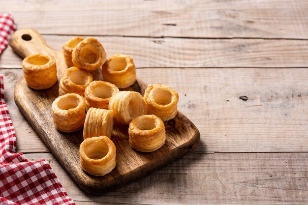 Pudín de Yorkshire tradicional inglés sobre mesa de madera