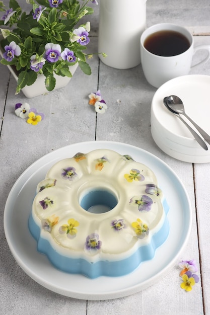 Puding bunga o budín de flores comestibles con viola