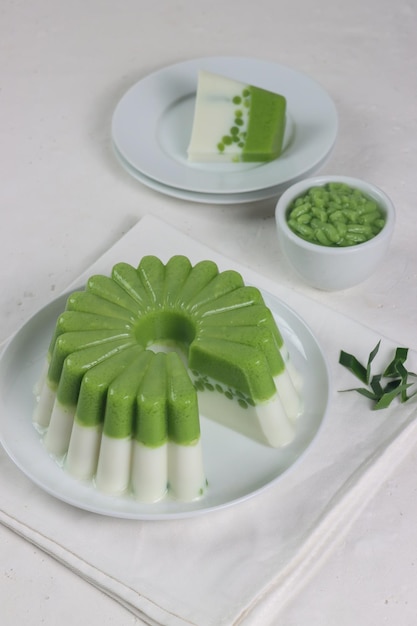 Puding pandan cendol Postre de pudín de Indonesia elaborado con jugo de pandan y harina de arroz