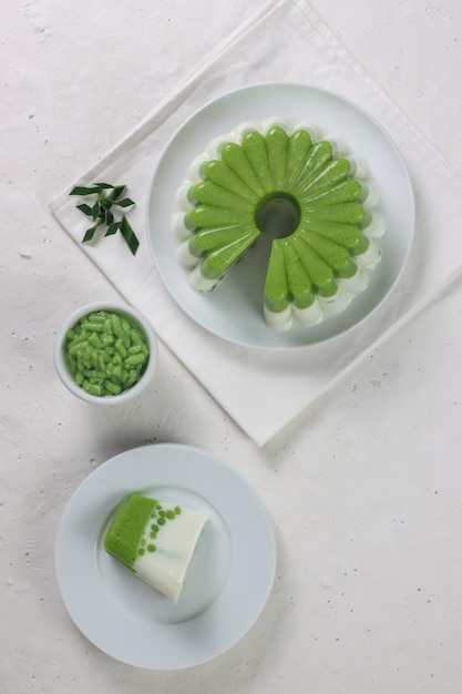 Puding pandan cendol Postre de pudín de Indonesia elaborado con jugo de pandan y harina de arroz