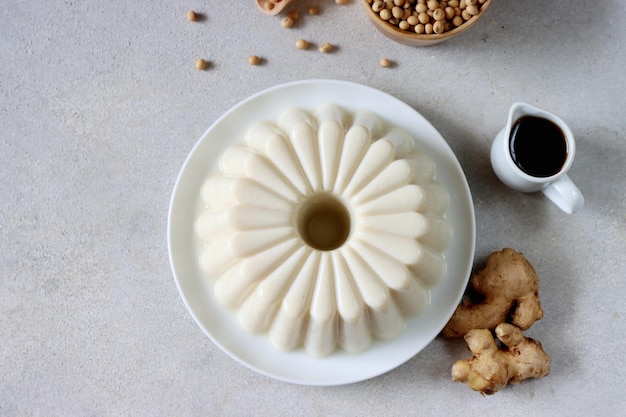 Puding Tahua Tofu Dessert Sojapudding mit Palmzucker und Ingwersirup