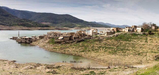 Foto pueblo abandonado en el lago