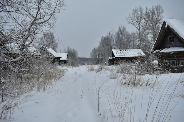 Pueblo abandonado en la nieve en invierno