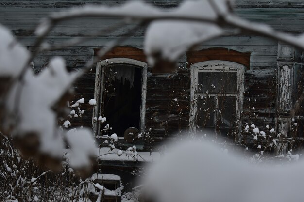 Pueblo abandonado en la nieve en invierno