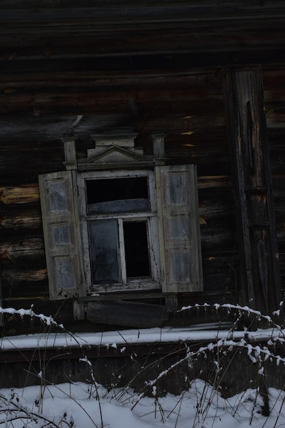 Pueblo abandonado en la nieve en invierno