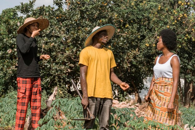 Pueblo africano de tiro medio al aire libre