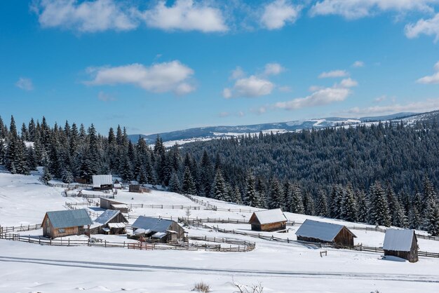 Pueblo alpino en invierno en Transilvania