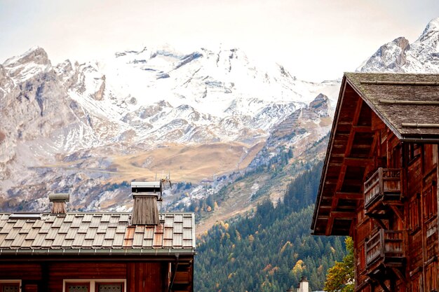 Foto el pueblo alpino el otoño se encuentra con el invierno temprano las hojas doradas contra las cimas de nieve viajan en paz y calma