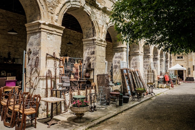 Foto el pueblo de los anticuarios, una especie de mercado de pulgas ubicado en un antiguo palacio en lectoure en francia