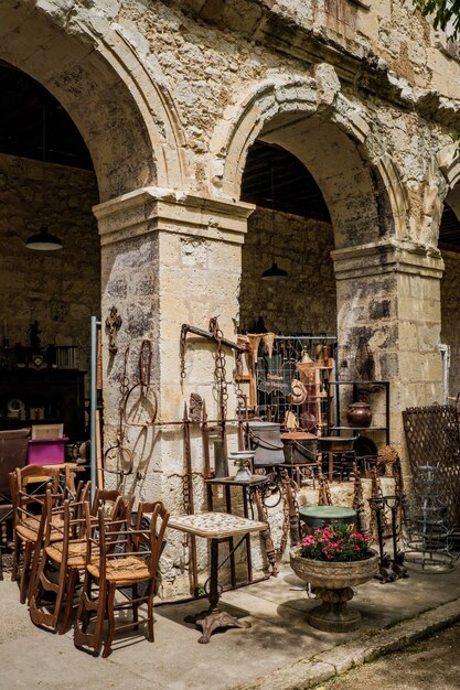 El pueblo de los anticuarios, una especie de mercado de pulgas ubicado en un antiguo palacio en Lectoure, en el S.