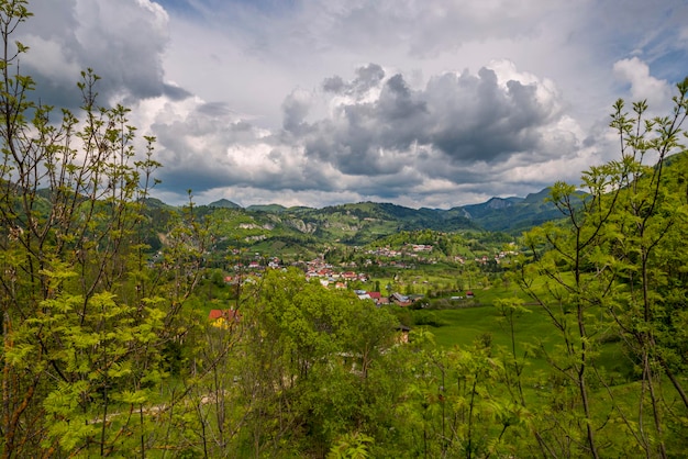 Pueblo antiguo entre bosques y vegetación de las montañas de los Cárpatos de Transilvania rumana