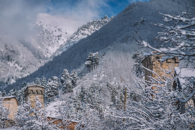 Pueblo antiguo de montaña cubierto de nieve y soleado