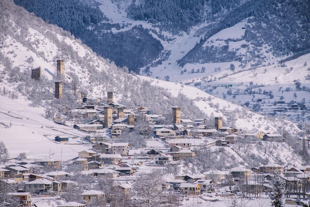 Pueblo antiguo de montaña cubierto de nieve y soleado