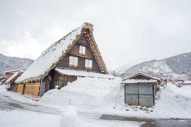 Pueblo antiguo en Shirakawago en Japón es un sitio del Patrimonio Mundial de la UNESCO