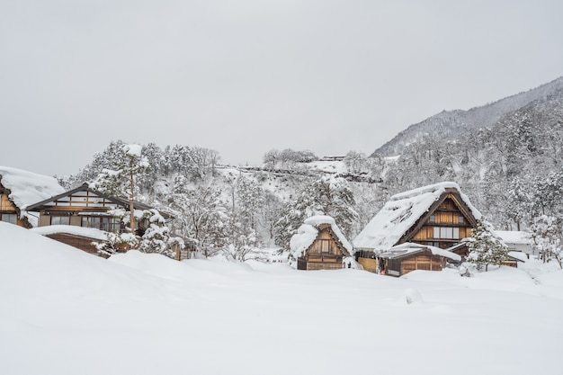 Pueblo antiguo en Shirakawago en Japón