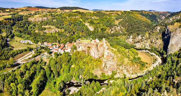 Pueblo de Arlempdes con su castillo sobre una roca basáltica en un meandro del río Loira. Haute-Loire, Francia