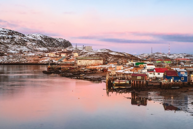 Pueblo ártico a orillas del mar de Barents. Increíble vista del invierno Teriberka. Rusia.