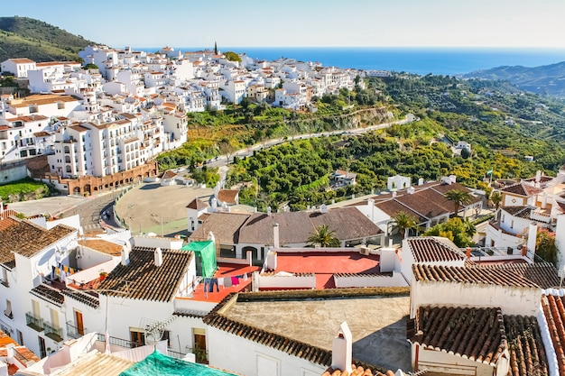 Pueblo blanco andaluz y con vistas al mar azul de fondo. Frigiliana