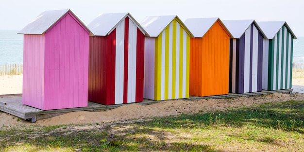 Pueblo de La BreelesBains bañando casas de colores de madera en la playa de arena Francia