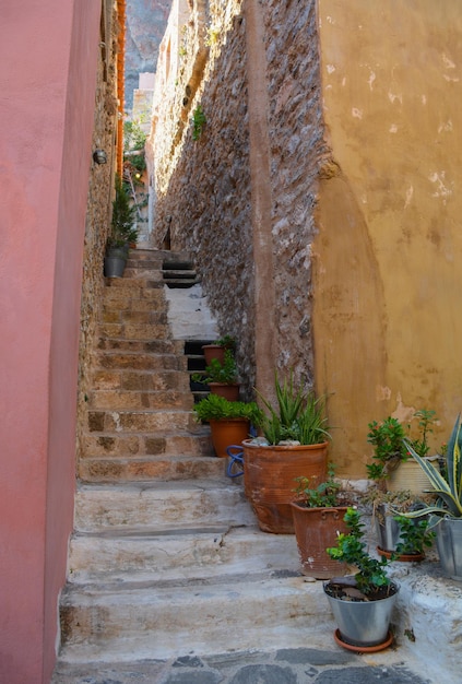 Pueblo de calles estrechas de Monemvasia en el Peloponeso en Grecia al atardecer