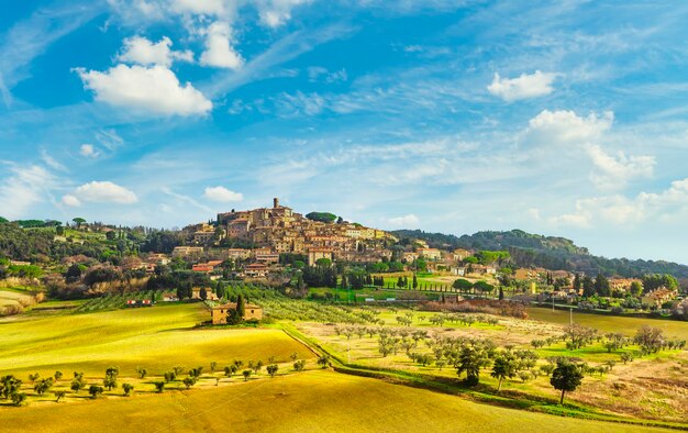 El pueblo y el campo de Casale Marittimo en la Maremma, Toscana, Italia