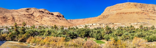 Un pueblo con casas tradicionales kasbah en el valle de Ziz - Marruecos