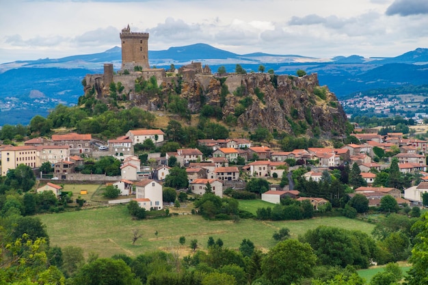 Un pueblo con un castillo encima