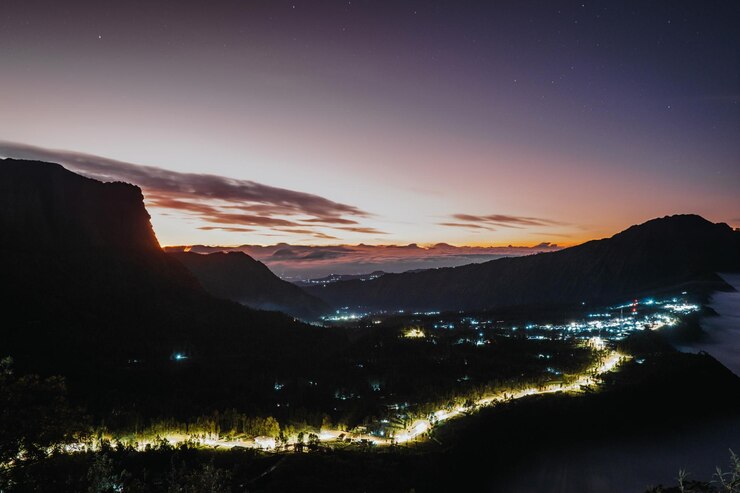 Pueblo de Cemoro Lawang cerca de Gunung Bromo o Mount Bromo con luces al amanecer