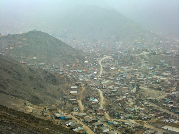 Un pueblo entre cerros Asentamiento humano de bajos recursos económicos en Lima Comas Perú