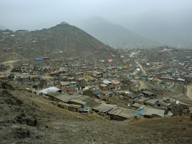 Un pueblo entre cerros Asentamiento humano de bajos recursos económicos en Lima Comas Perú