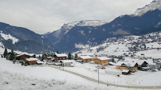 El pueblo en la colina y una hermosa vista de las montañas cubiertas de nieve.